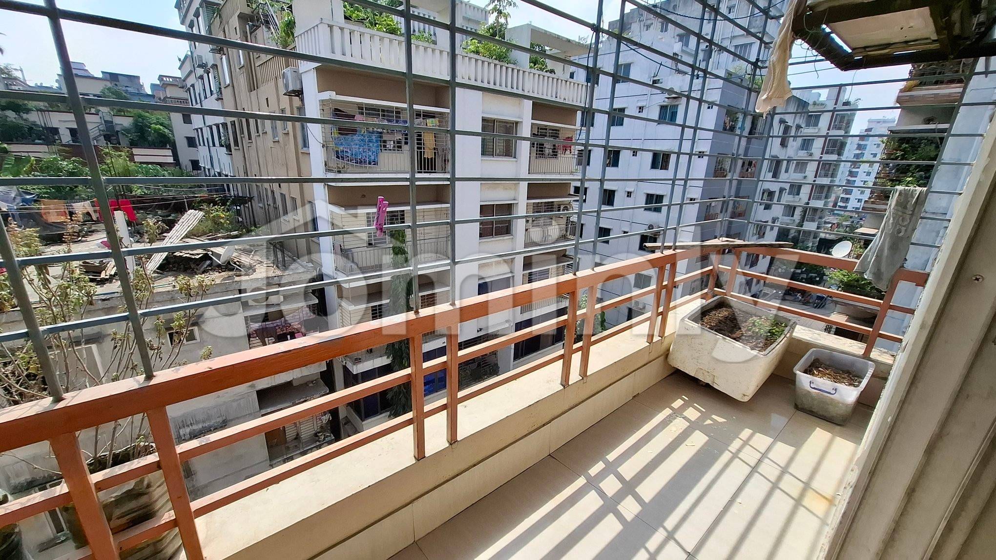 1210 Sqft South-Facing Roadside Flat for Sale in Banashree, Dhaka - 4