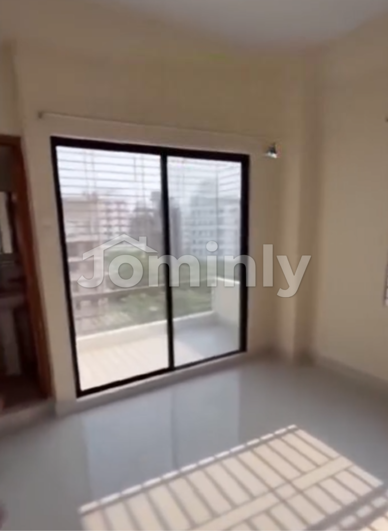Affordable 1200 Sqft South-Facing Roadside Flat for Sale in Bashundhara Riverview, Block-A - 4