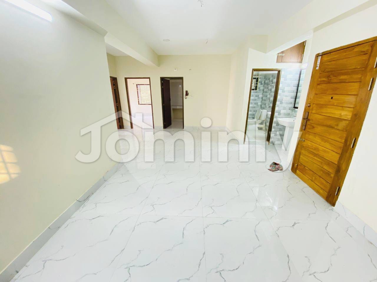 South-Facing 1550 Sqft 3-Bedroom Apartment for Rent in Bashundhara R/A | 9th Floor | Like-New Condition