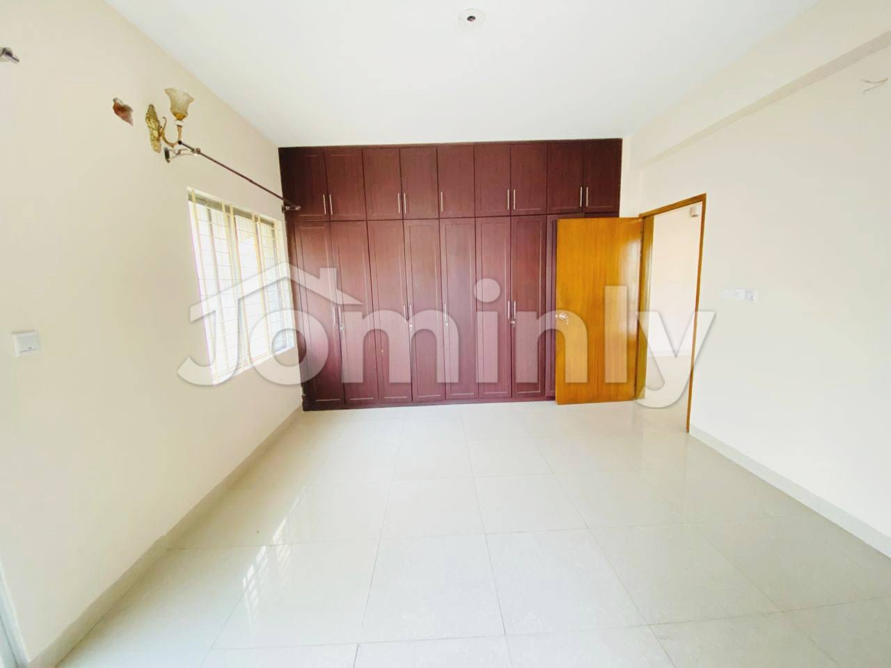 Executive 2450 Sqft South-Facing Residence with Main Line Gas | Bashundhara R/A | 6th Floor