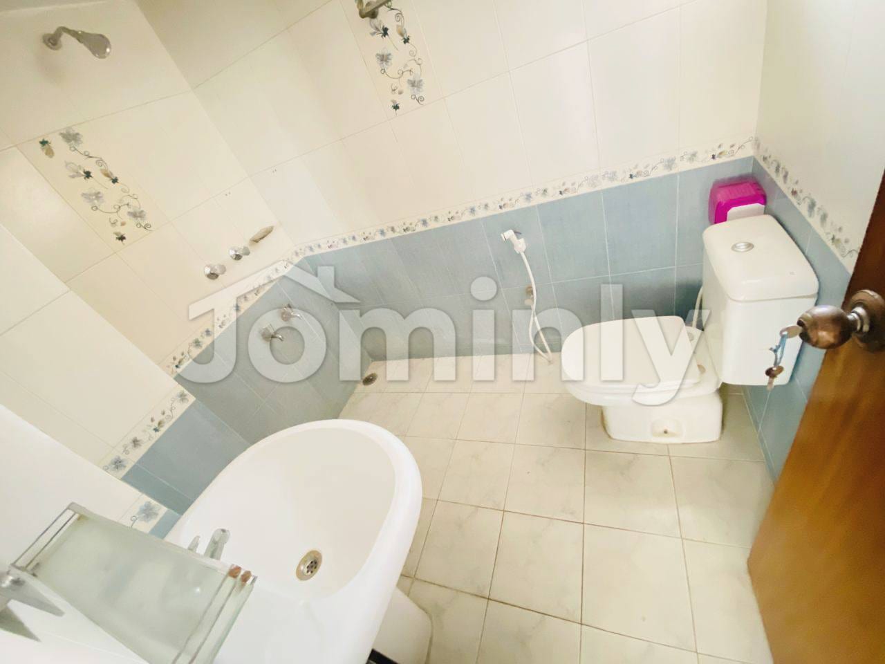 Executive 2450 Sqft South-Facing Residence with Main Line Gas | Bashundhara R/A | 6th Floor - 5