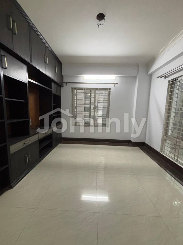 Spacious 2400 Sqft Executive Residence in Bashundhara R/A | Block-D, Road-4 | Includes Study Room