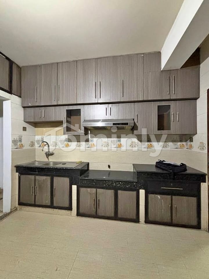 Spacious 2400 Sqft Executive Residence in Bashundhara R/A | Block-D, Road-4 | Includes Study Room - 2