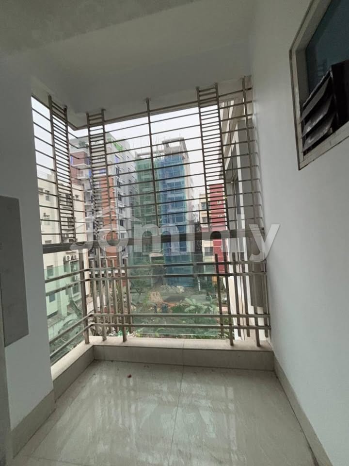 Spacious 2400 Sqft Executive Residence in Bashundhara R/A | Block-D, Road-4 | Includes Study Room - 3