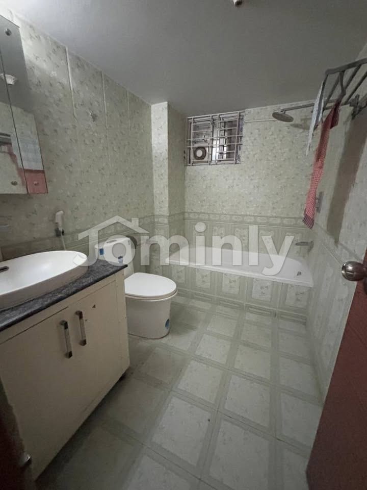 Spacious 2400 Sqft Executive Residence in Bashundhara R/A | Block-D, Road-4 | Includes Study Room - 4