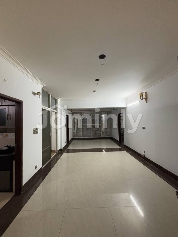 Spacious 2400 Sqft Executive Residence in Bashundhara R/A | Block-D, Road-4 | Includes Study Room - 5