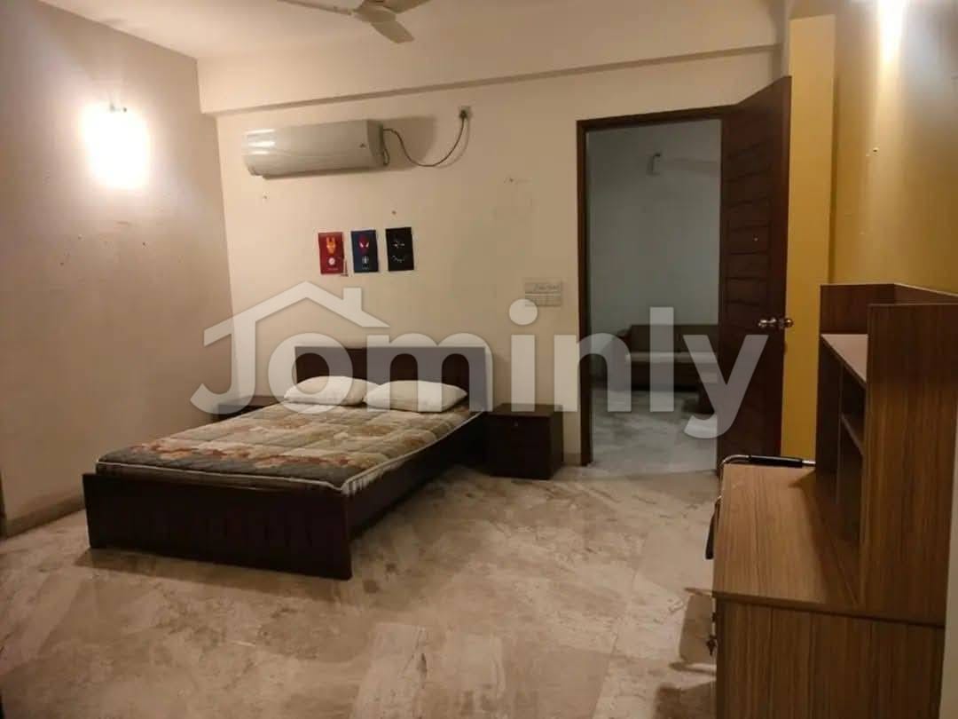 Luxury 4000 Sqf Semi-Furnished 4-Bedroom Apartment in North Gulshan | High-Floor Unit with Pool & Gym - 4