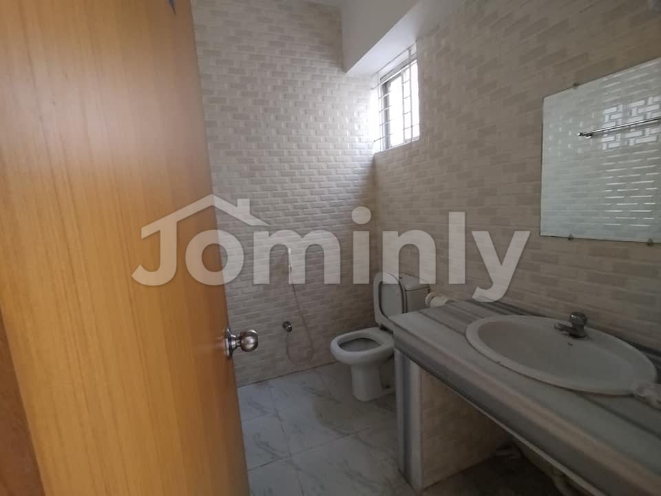 Compact 750 Sqft Commercial Office Space for Rent | Gulshan Circle | 7th Floor | Prime Location - 4