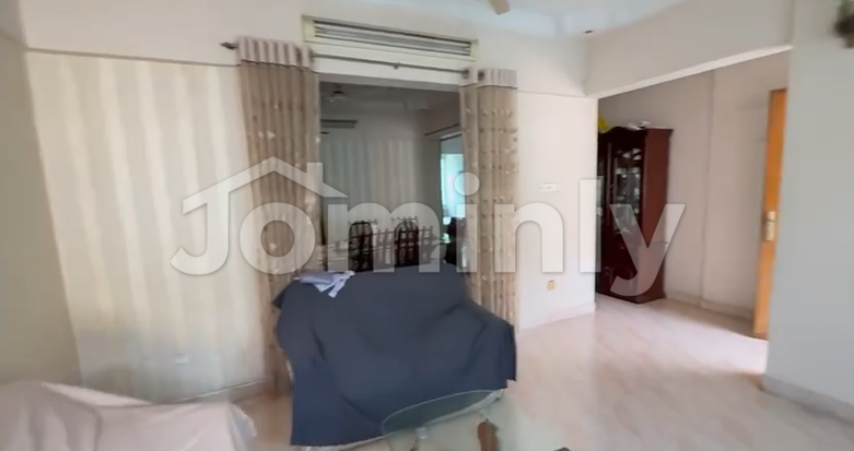 Urgent Sale! 1760 Sqft Used Flat in Block-E, Bashundhara R/A | Near Evercare Hospital | 4 Beds & Titas Gas