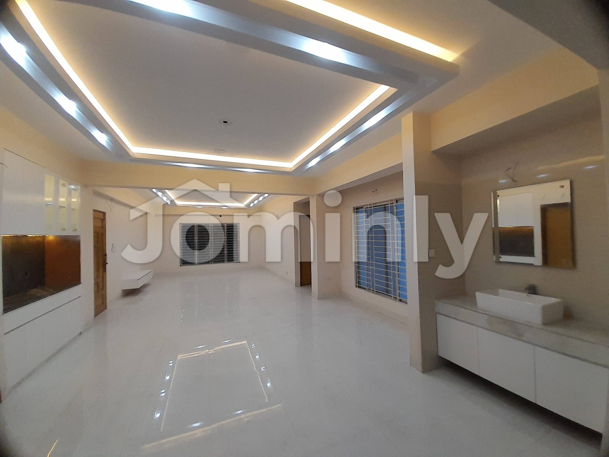 Brand New 2250 SFT South-Facing Luxury Apartment in Bashundhara RA - 3