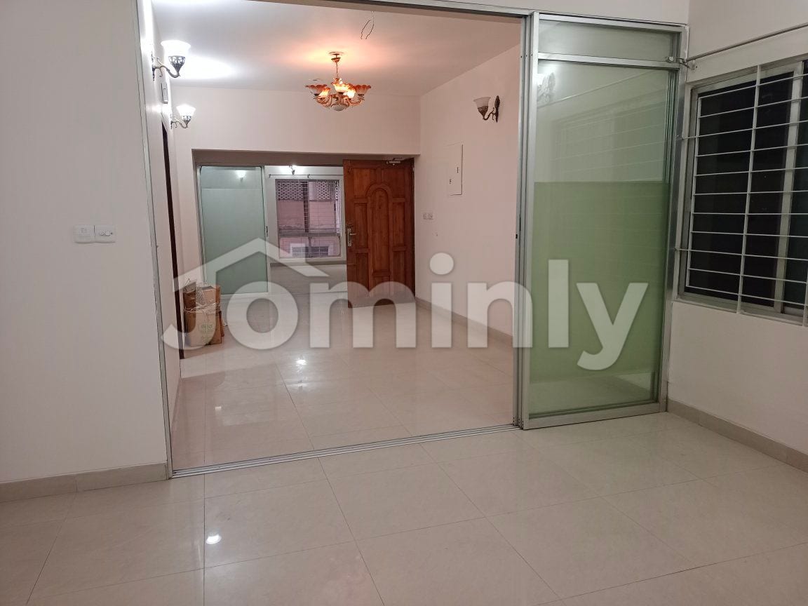 Exquisite 2500 SFT Lake View Residence for Rent in Gulshan 2