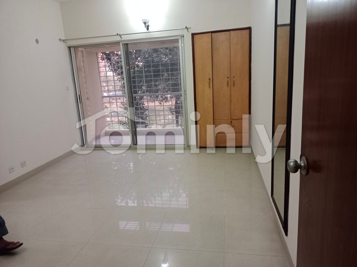 Exquisite 2500 SFT Lake View Residence for Rent in Gulshan 2 - 3