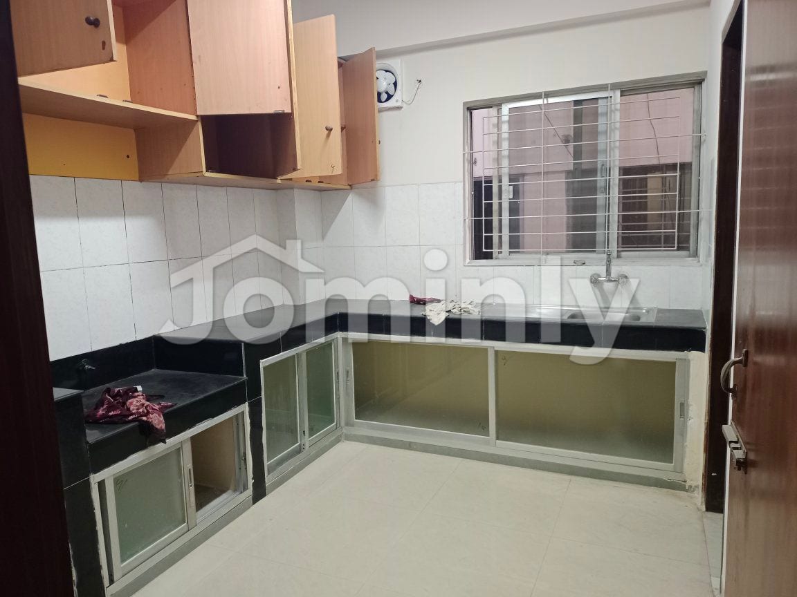 Exquisite 2500 SFT Lake View Residence for Rent in Gulshan 2 - 4