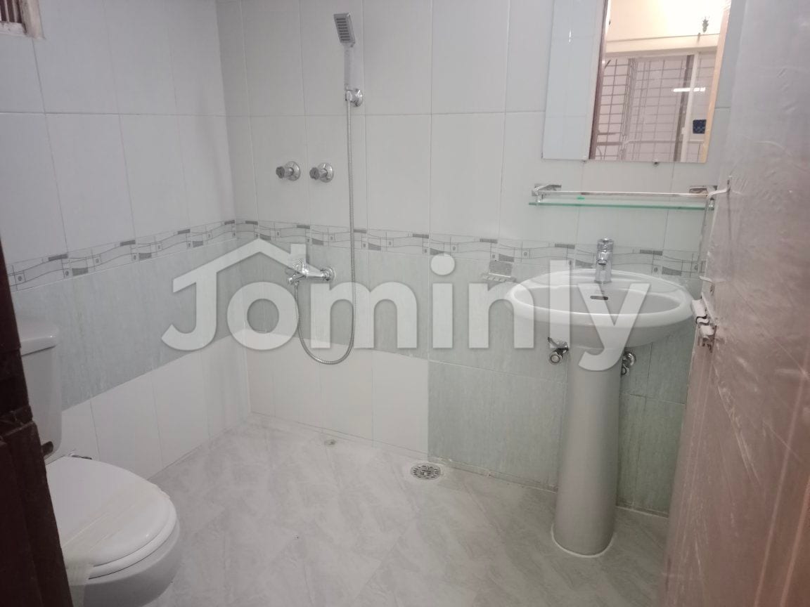 Exquisite 2500 SFT Lake View Residence for Rent in Gulshan 2 - 5
