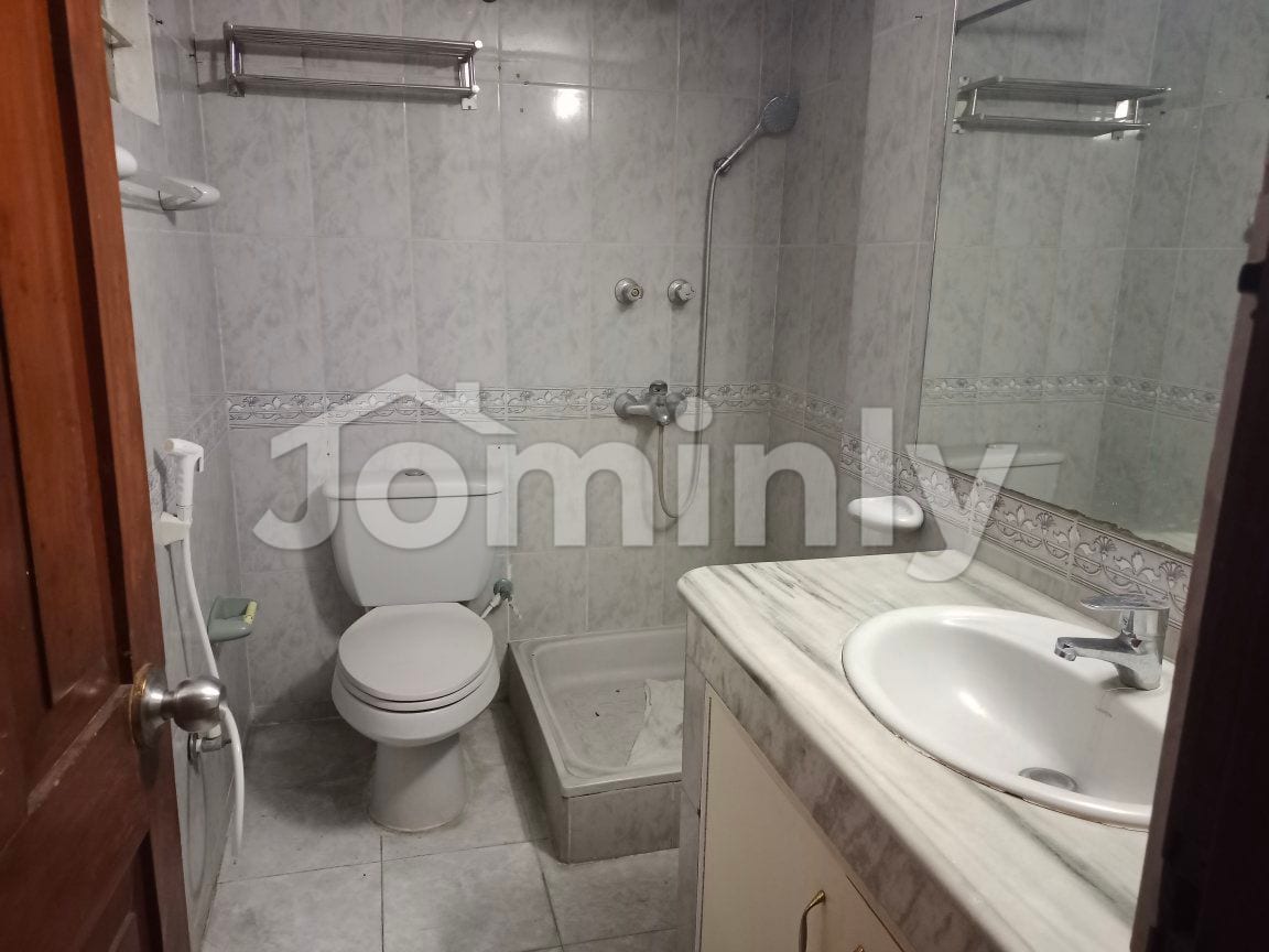 Stunning 2400 SFT Unfurnished Lake View Apartment for Rent in Gulshan - 2