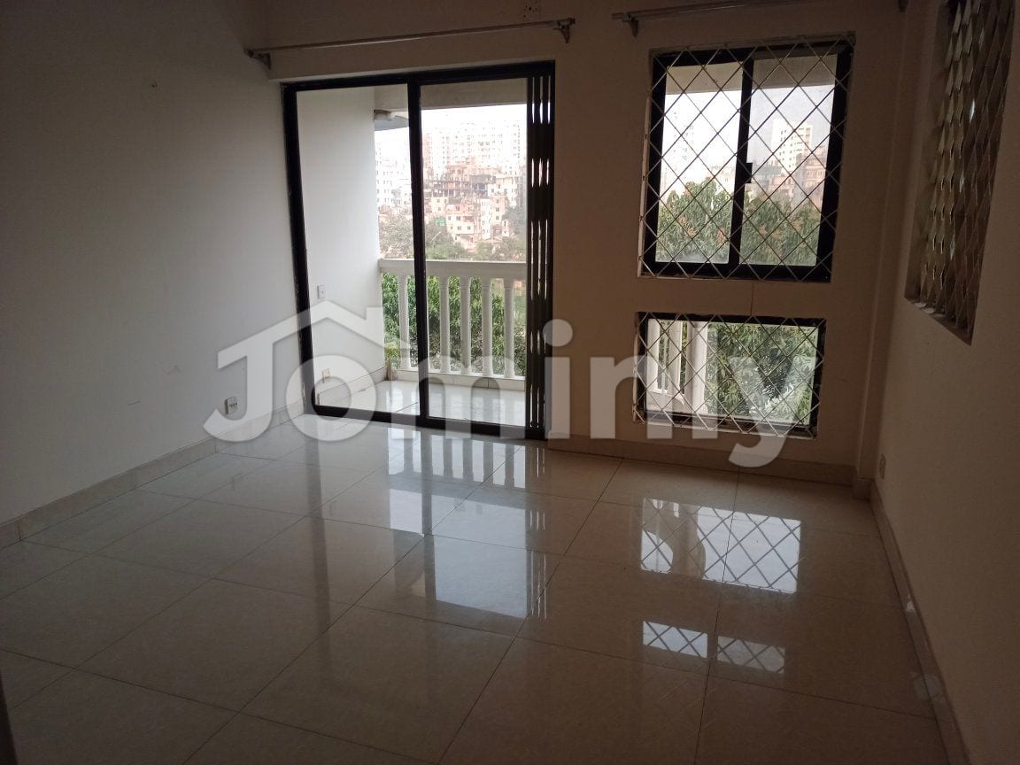 Stunning 2400 SFT Unfurnished Lake View Apartment for Rent in Gulshan - 3