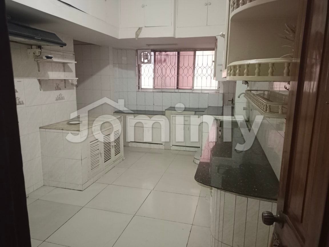 Stunning 2400 SFT Unfurnished Lake View Apartment for Rent in Gulshan - 4