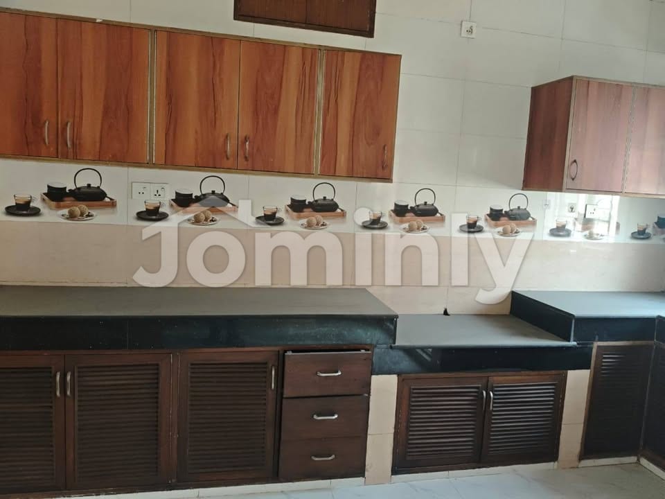 Premium 2,150 sq. ft. Almost New South-Facing Apartment in Bashundhara Block-I - 5