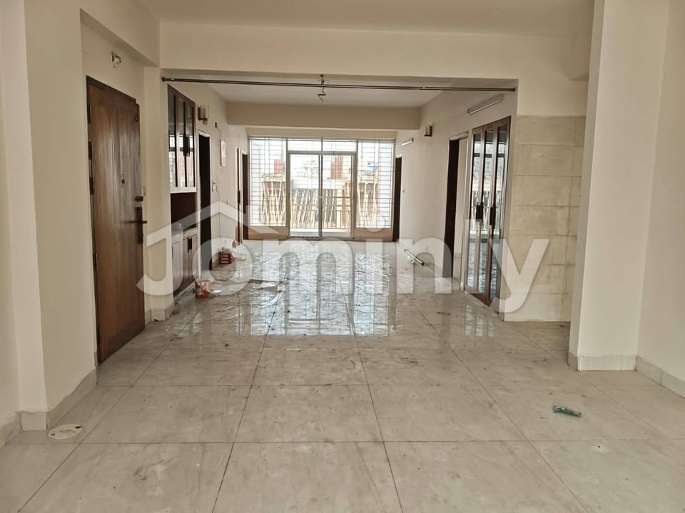 Premium 2,250 sq. ft. Semi-Furnished Apartment in Bashundhara Block-J