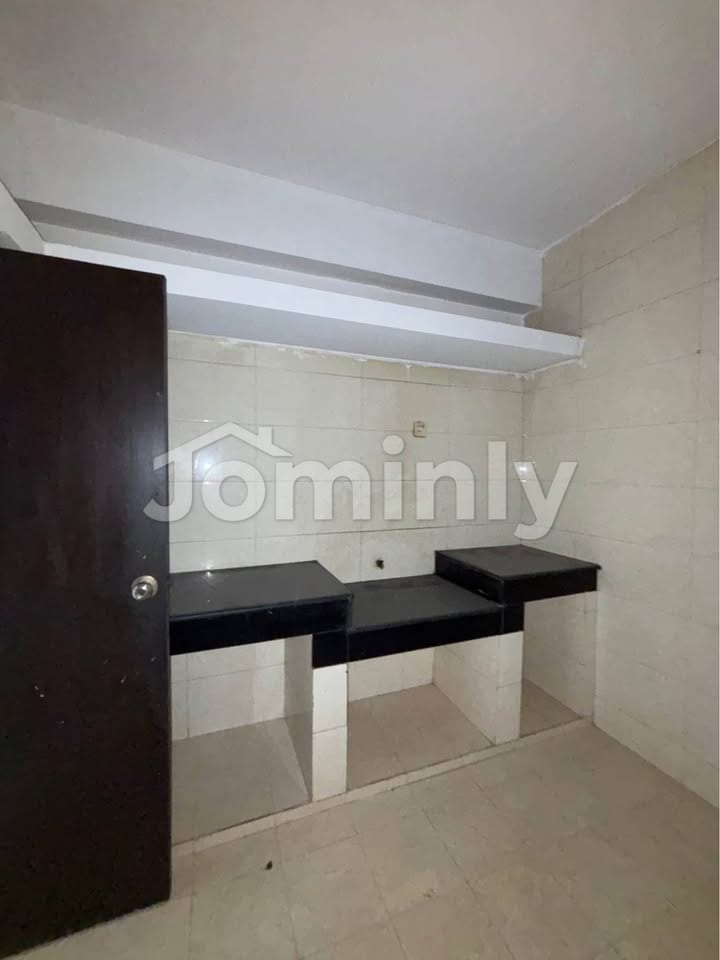 Spacious 1,900 sq. ft. Family Apartment with Servant Room in Bashundhara Block-F - 5
