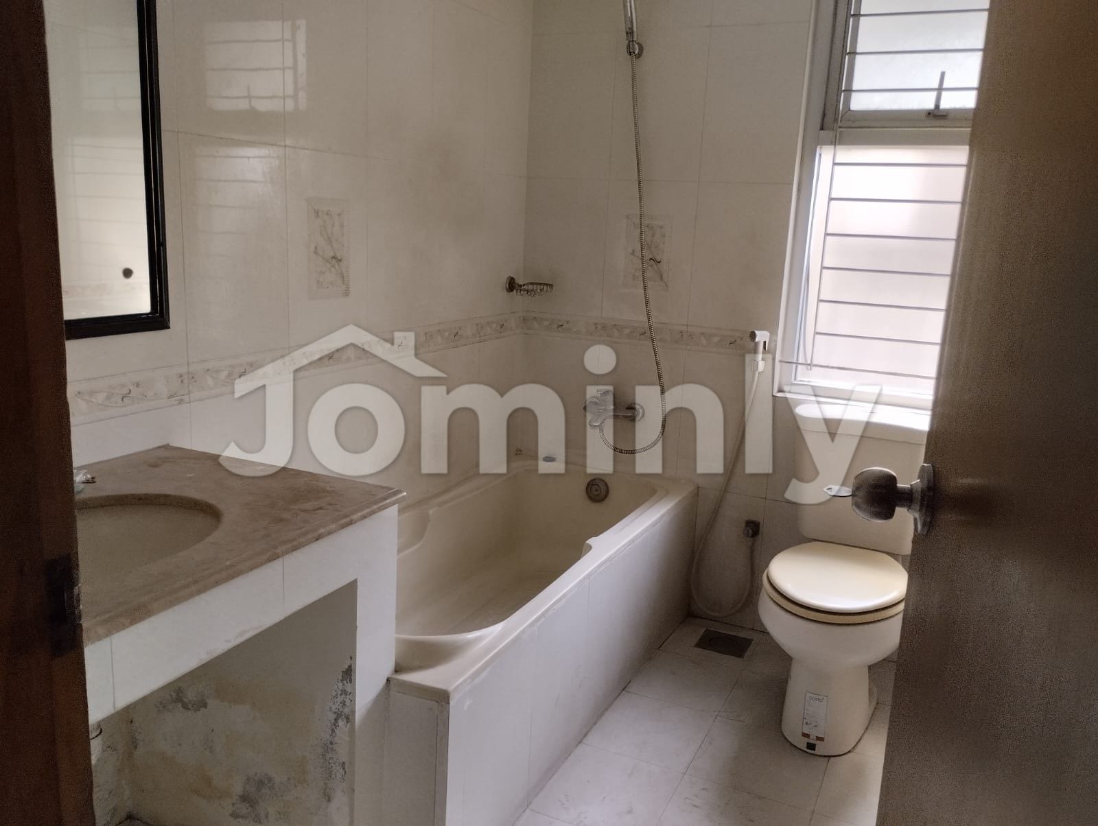 Spacious 2300 Sft Unfurnished Apartment for Rent in Banani - 2