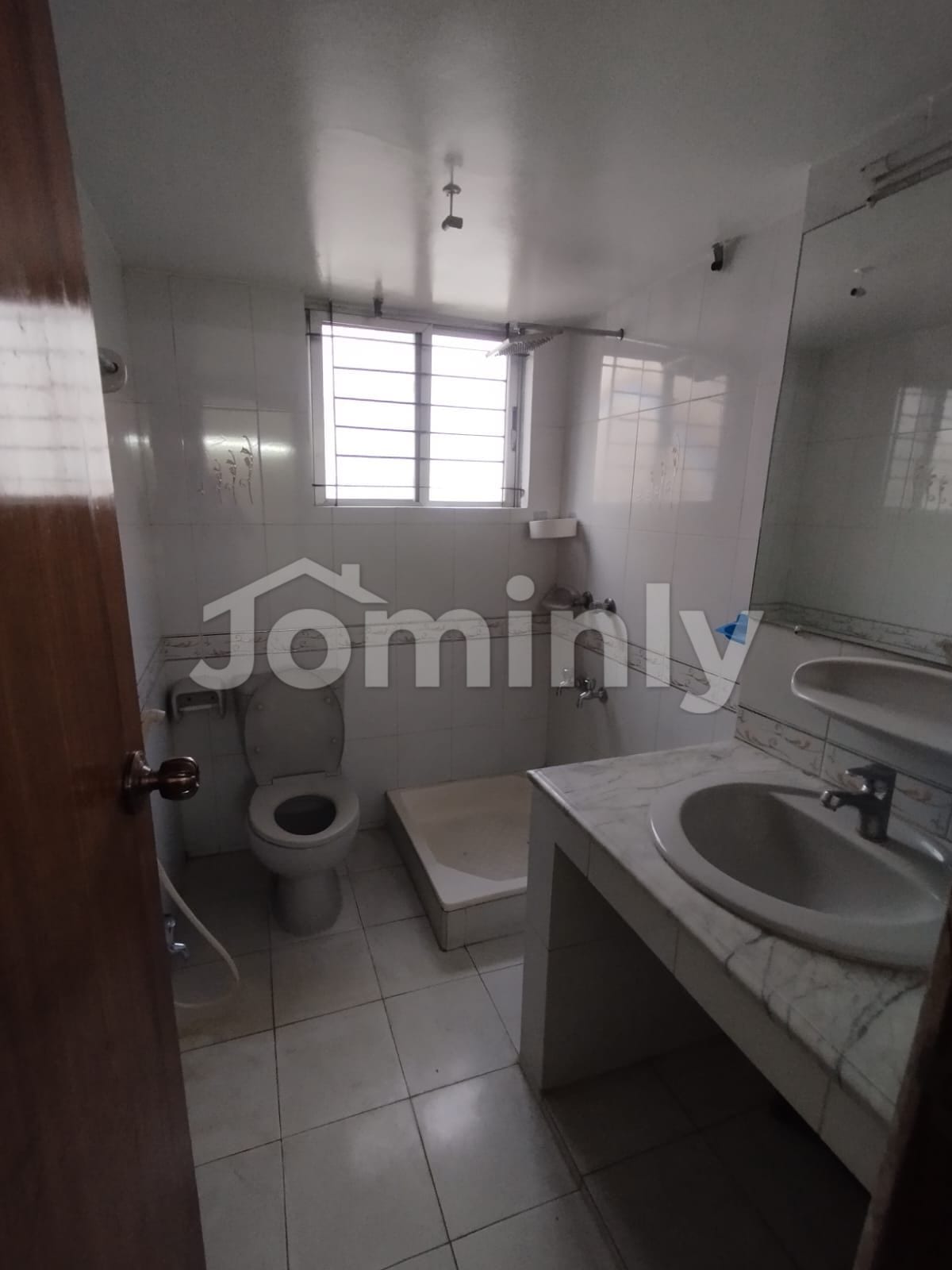 Elegant 1800 Sft Semi-Furnished Apartment for Rent in Baridhara Diplomatic Zone - 4