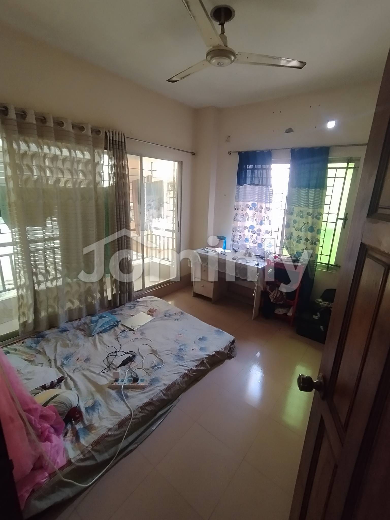 Compact 900 Sft Family Apartment with Gas Line for Rent in Bashundhara R/A