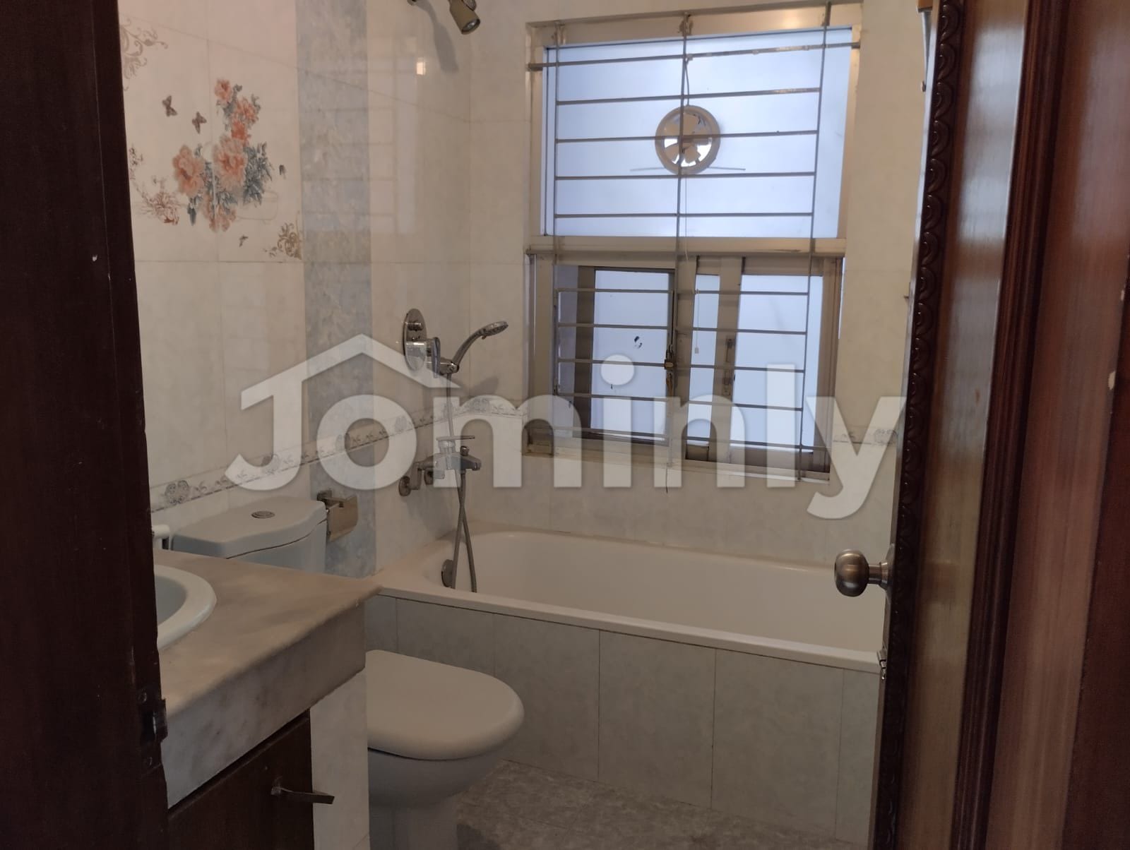 Luxurious 4000 Sft Unfurnished Apartment for Rent in Gulshan North - 3