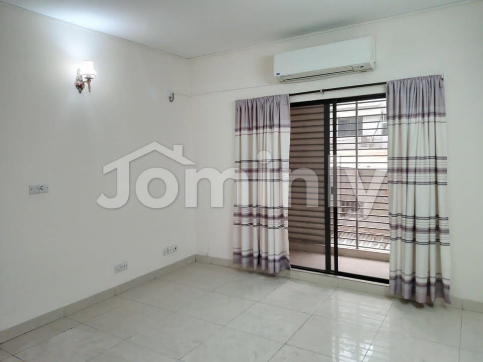 Spacious 2300 Sft South-Facing Residential Apartment for Rent in Banani - 4