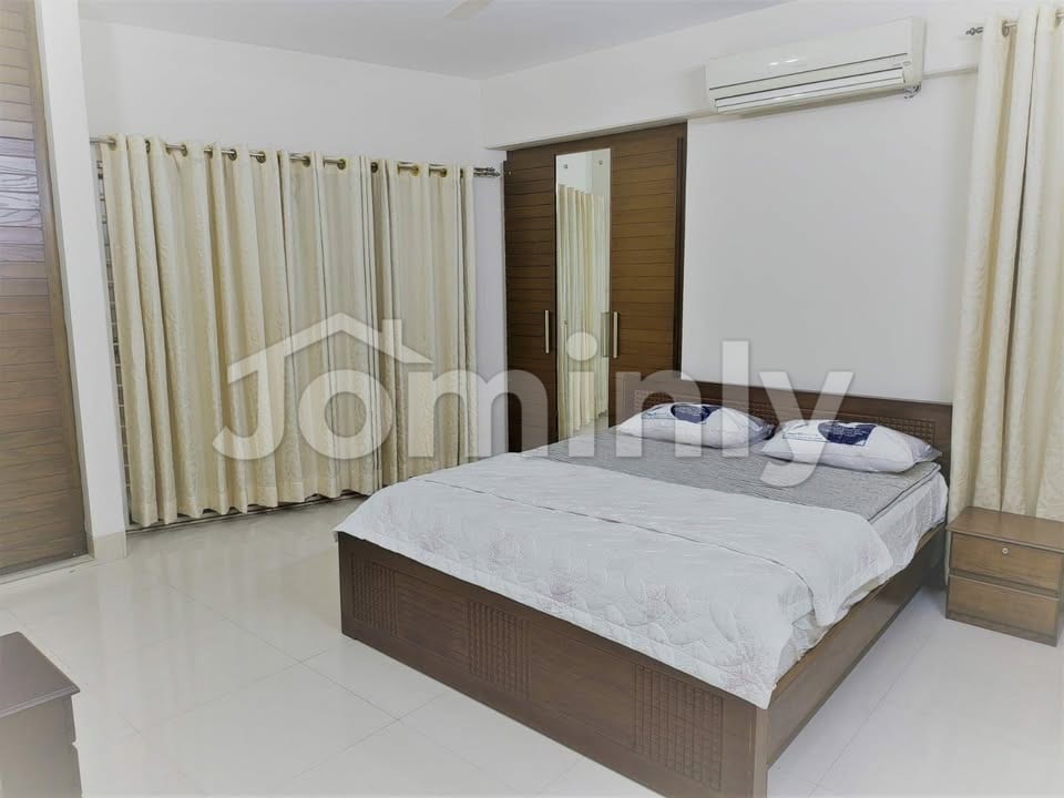 Elegant 2400 Sft Furnished South-Facing Residential Apartment for Rent in Banani - 4