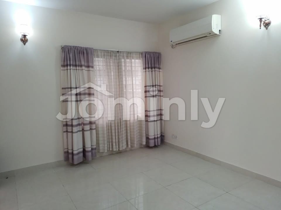 Luxury 2400 Sqft South-Facing Semi-Furnished Apartment for Rent in Banani - 5
