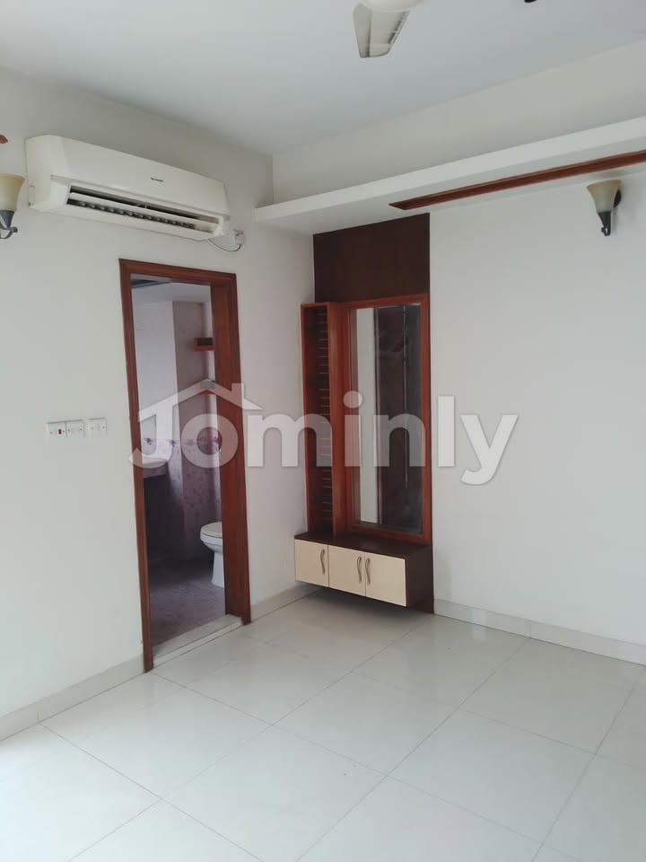 Luxury 2300 Sqft South-Facing Semi-Furnished Apartment for Rent in Banani - 2
