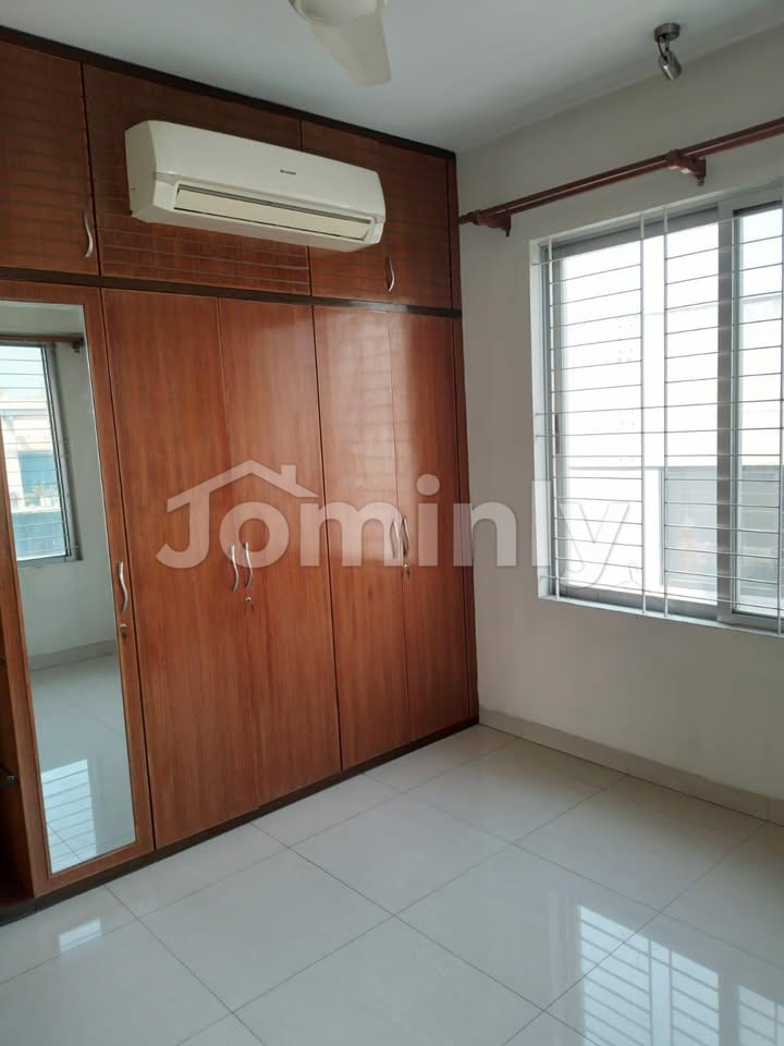 Luxury 2300 Sqft South-Facing Semi-Furnished Apartment for Rent in Banani - 3