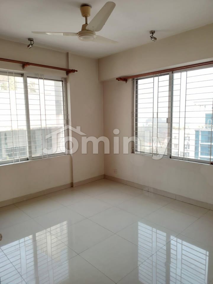 Luxury 2300 Sqft South-Facing Semi-Furnished Apartment for Rent in Banani - 4