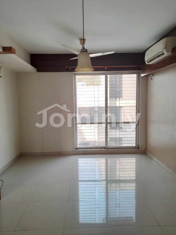 Luxury 2300 Sqft South-Facing Semi-Furnished Apartment for Rent in Banani - 5