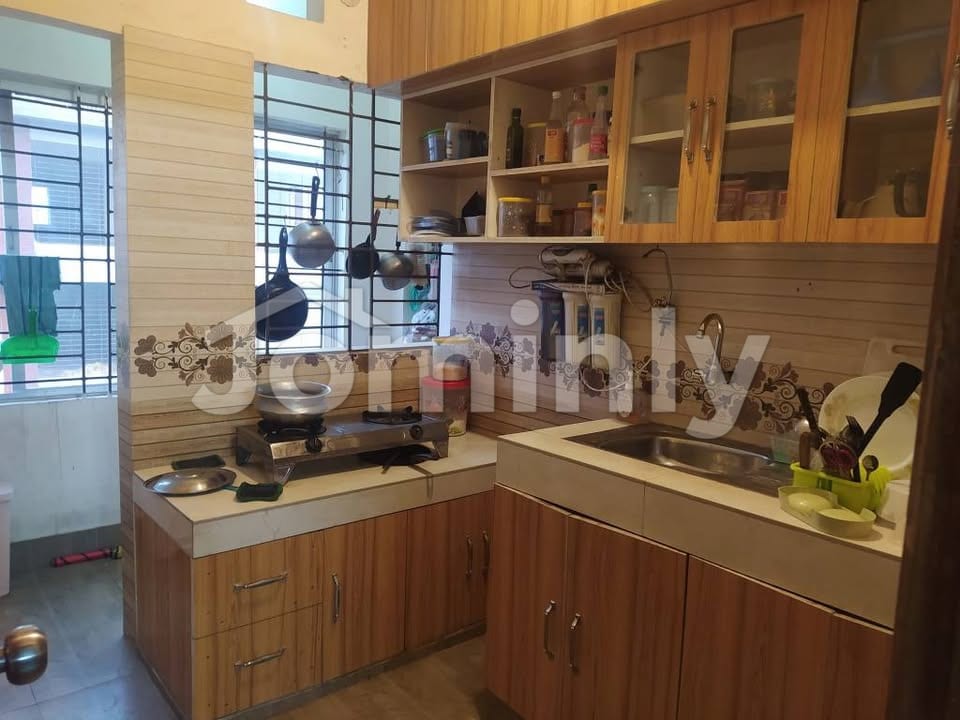 Well-Ventilated 1,350 Sft South-East Facing Ready Flat for Sale at Block-K, Basundhara R/A - 3