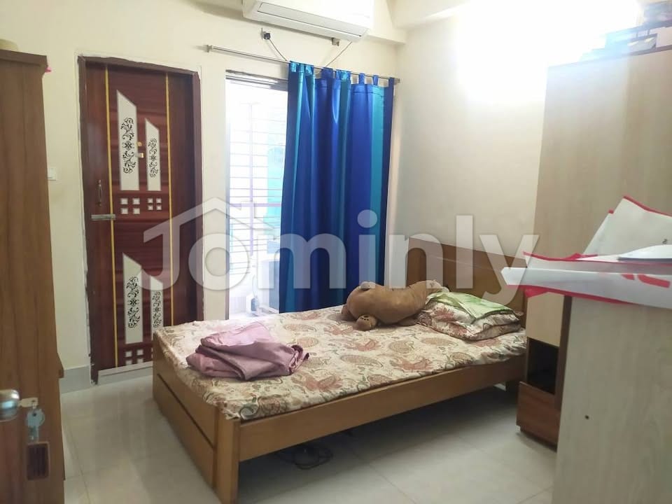 Well-Ventilated 1,350 Sft South-East Facing Ready Flat for Sale at Block-K, Basundhara R/A - 4