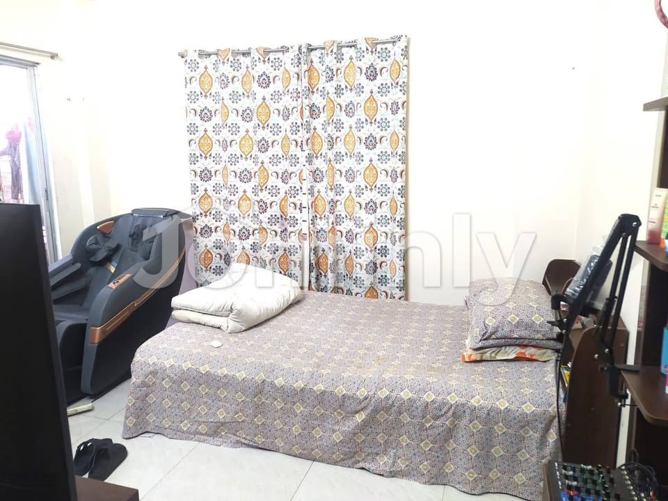 Well-Ventilated 1,350 Sft South-East Facing Ready Flat for Sale at Block-K, Basundhara R/A - 5