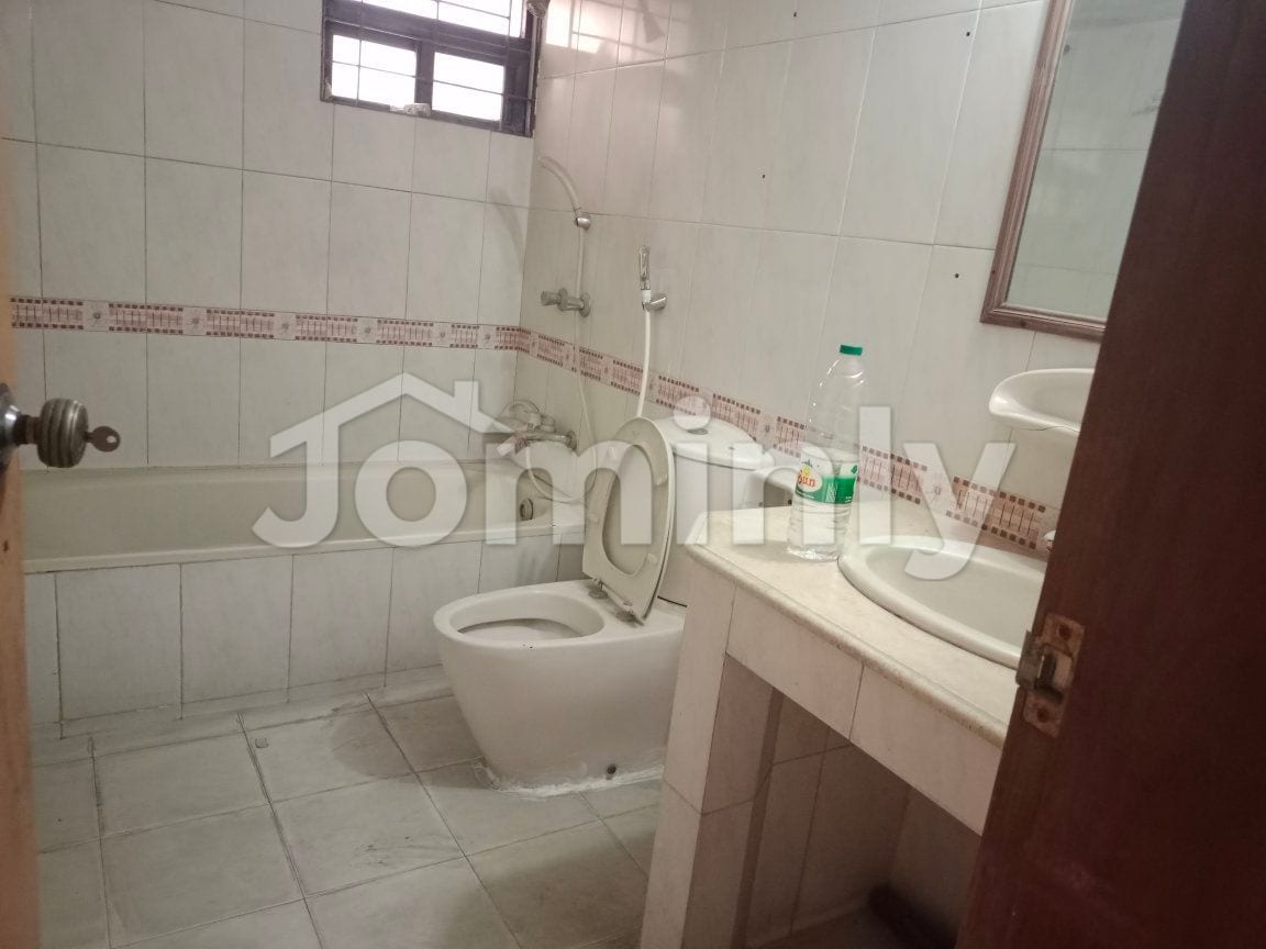 1800 Sqft 3-Bedroom Unfurnished Apartment for Sale in Banani - 5