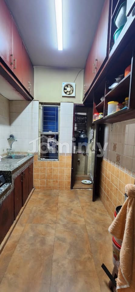 Spacious 1550 Sqft 3-Bedroom Used Apartment for Sale in Circular Road (Hatirpool) - 2