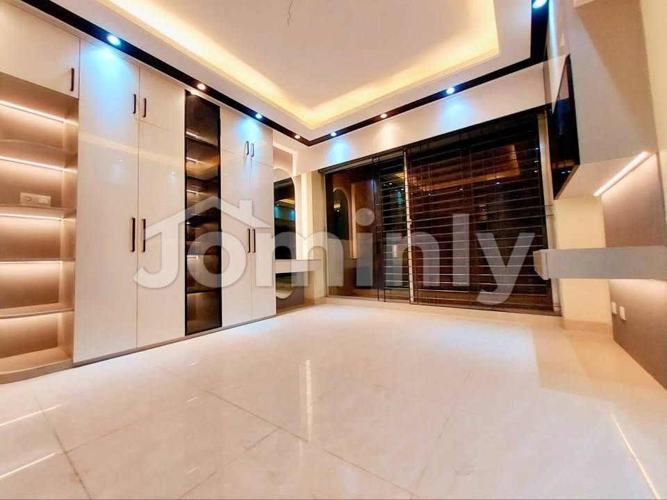 Exclusive 2500 Sqft South-Facing 4-Bedroom Luxury Apartment with Premium Interior for Sale in Bashundhara R/A - 5