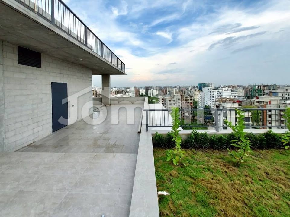 Luxury 3750 Sqft South-Facing Single-Unit Apartment with Swimming Pool for Sale in Bashundhara R/A - 5