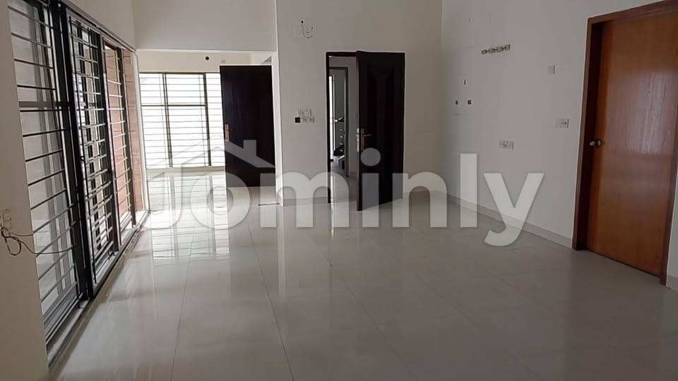 Premium 2,400 SFT Commercial Office Space for Rent in Banani Road 12 - 2