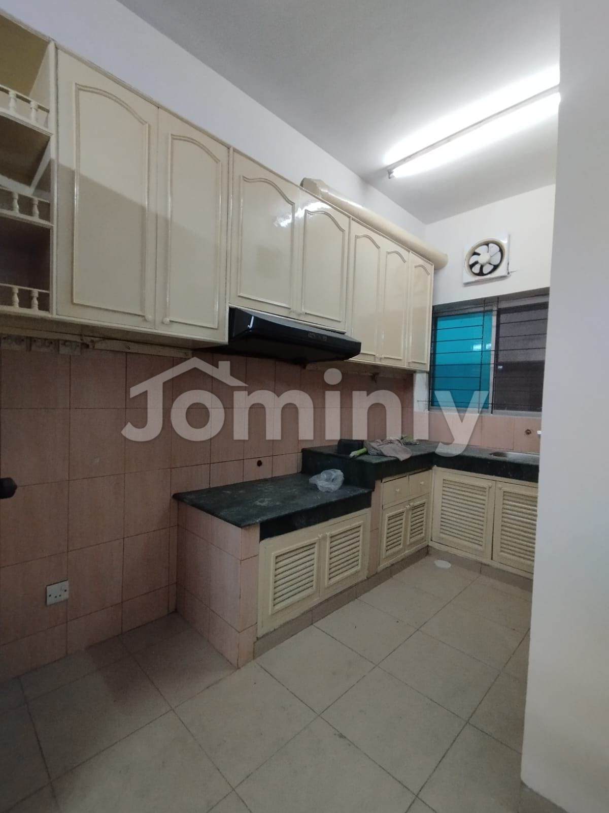 Spacious 2,300 SQFT Unfurnished Apartment @ Gulshan - 3