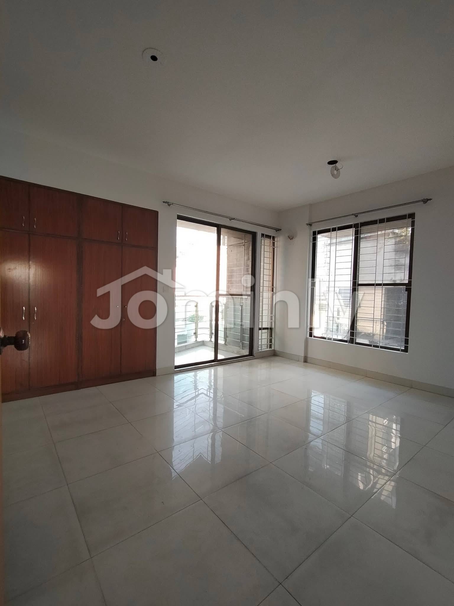 Spacious 3300 Sft 4-Bedroom Apartment for Rent in Gulshan-1 - 2