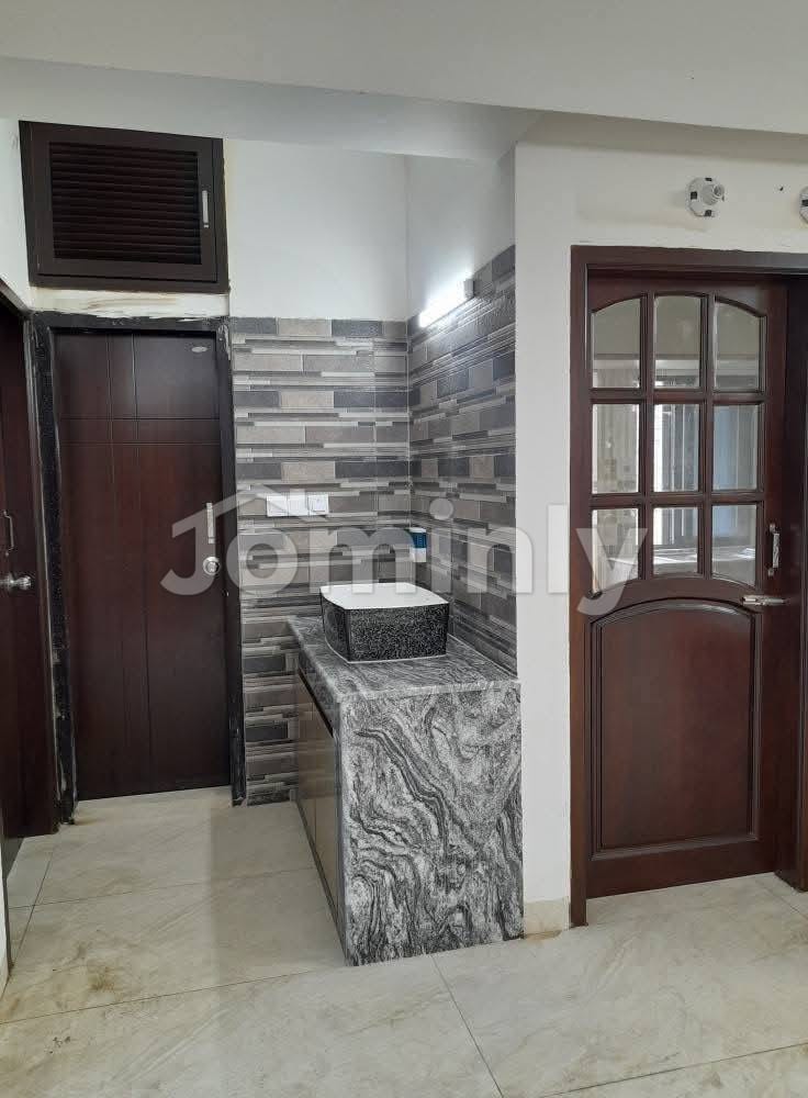 Premium 2500 Sft South-Facing 4-Bedroom Apartment with 6 Balconies for Rent in Bashundhara R/A Block L - 5