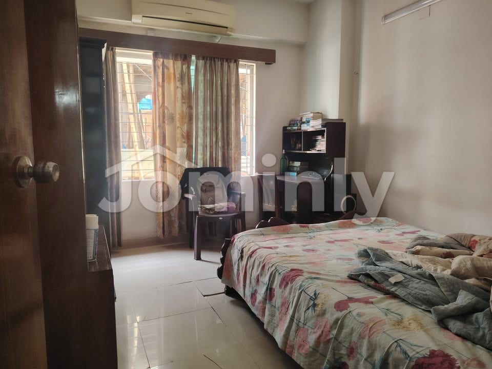 South-Facing Ready Residential Flat on Fifth Floor with Car Parking for Sale at West Dhanmondi Mitali Road - 5