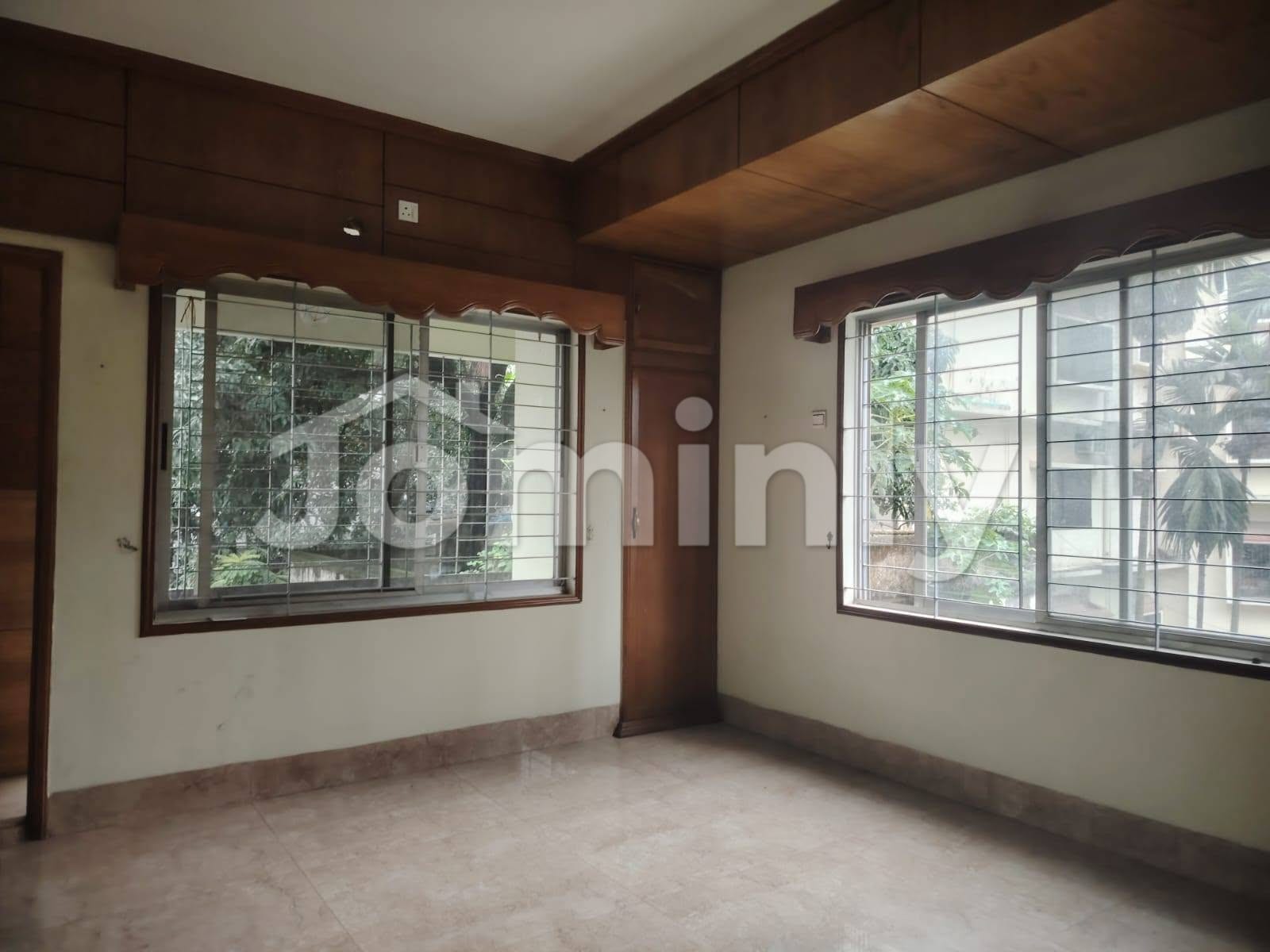 1,500 SFT 3 BHK Ready Apartment with Car Parking & Titas Gas Near Keari Plaza at Dhanmondi 8/A - 4