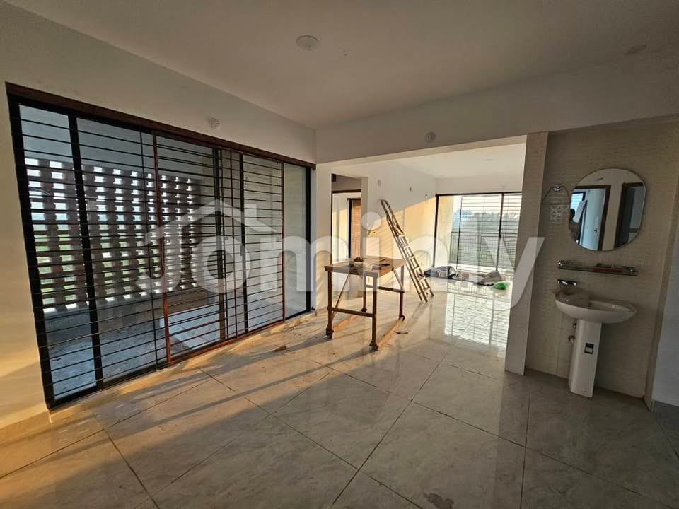 Single Unit 2,100 Sqft 3 BHK West-Facing Brand New Apartment for Sale at United City, Madani Avenue 100 Feet - 5