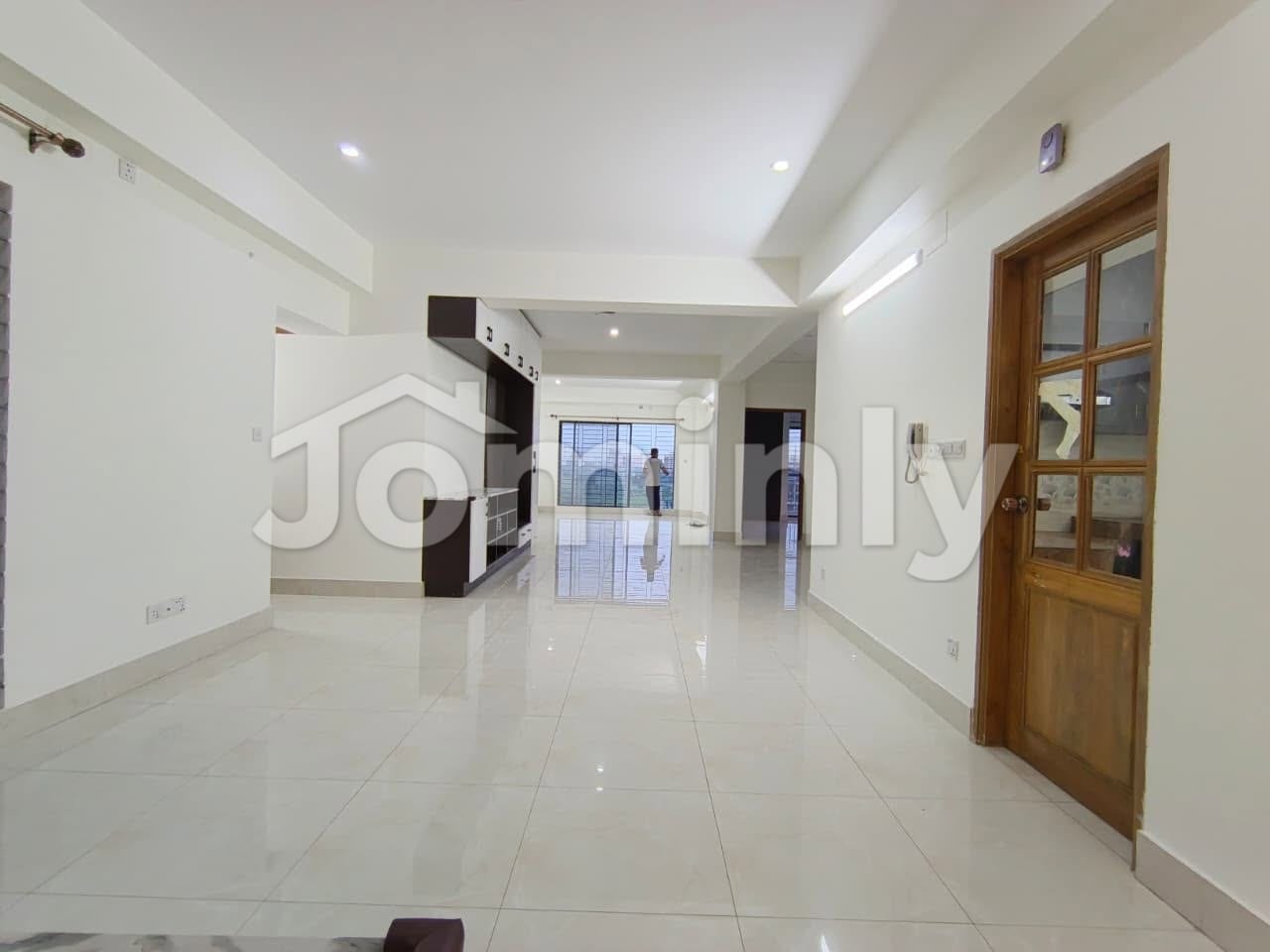 4th Floor 2300 SQFT South-Facing 3-Bedroom Semi-Furnished Premium Apartment with Servant Suite for Rent at Bashundhara R/A - 2
